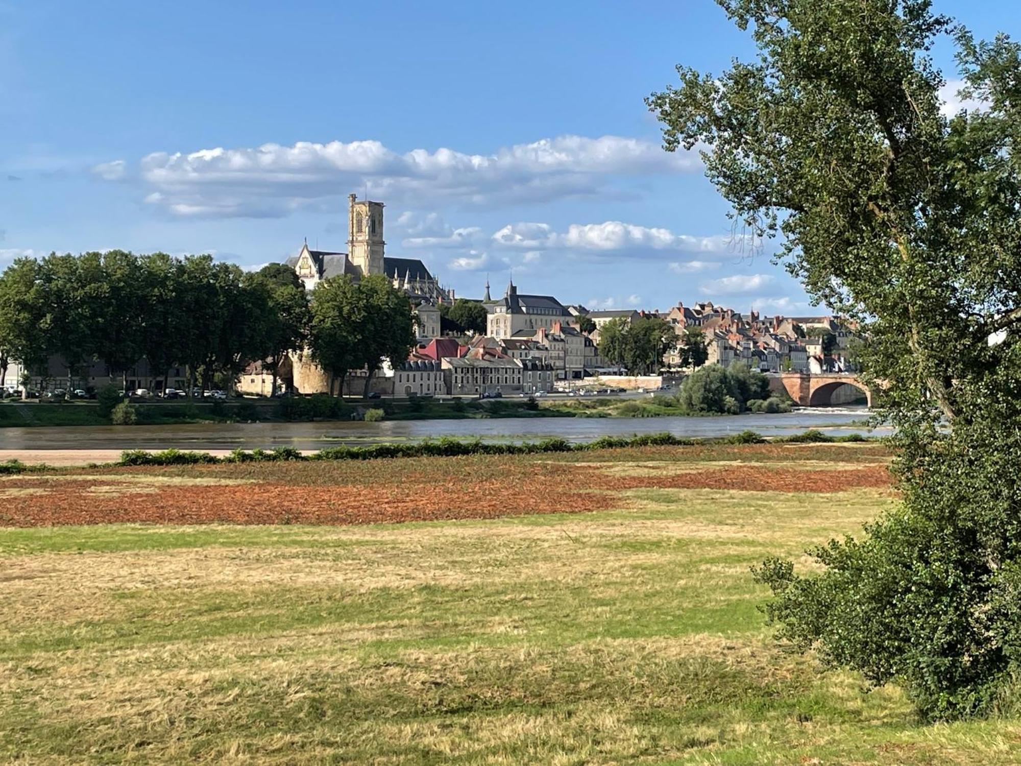 Hotel Des Ducs Nevers Exterior foto